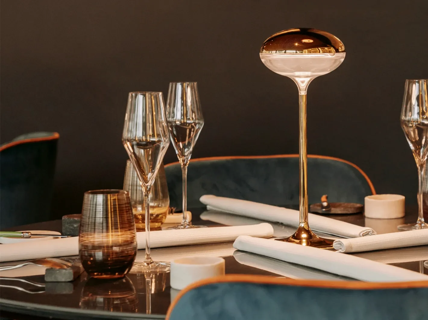 Dettaglio del tavolo con lampada, Atelier Restaurant