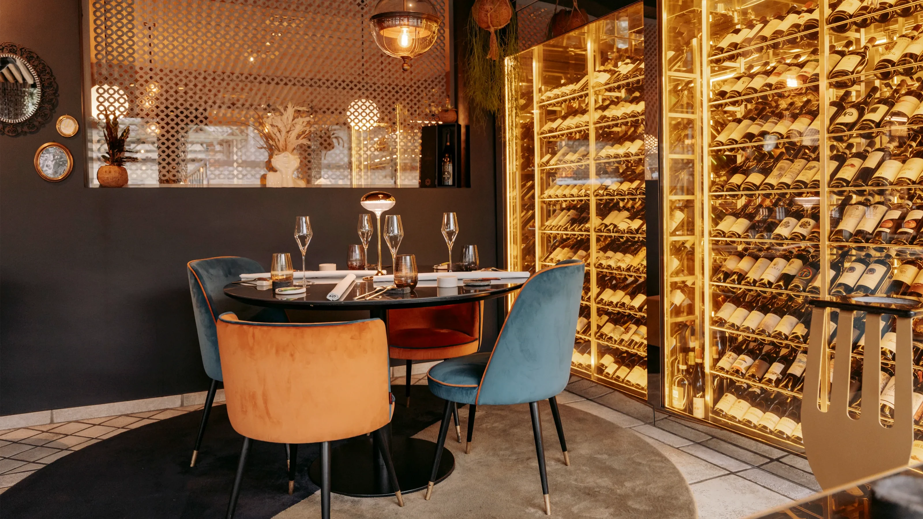 Tavolo dell'Atelier Restaurant vicino alla cantina vini a vista
