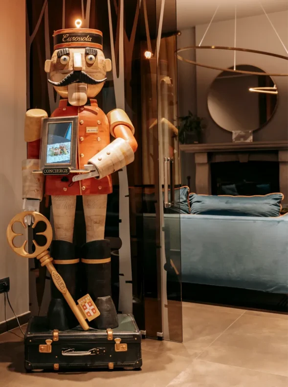 Statua raffigurante Mr. Franco, il concierge dell'Hotel Eurossola