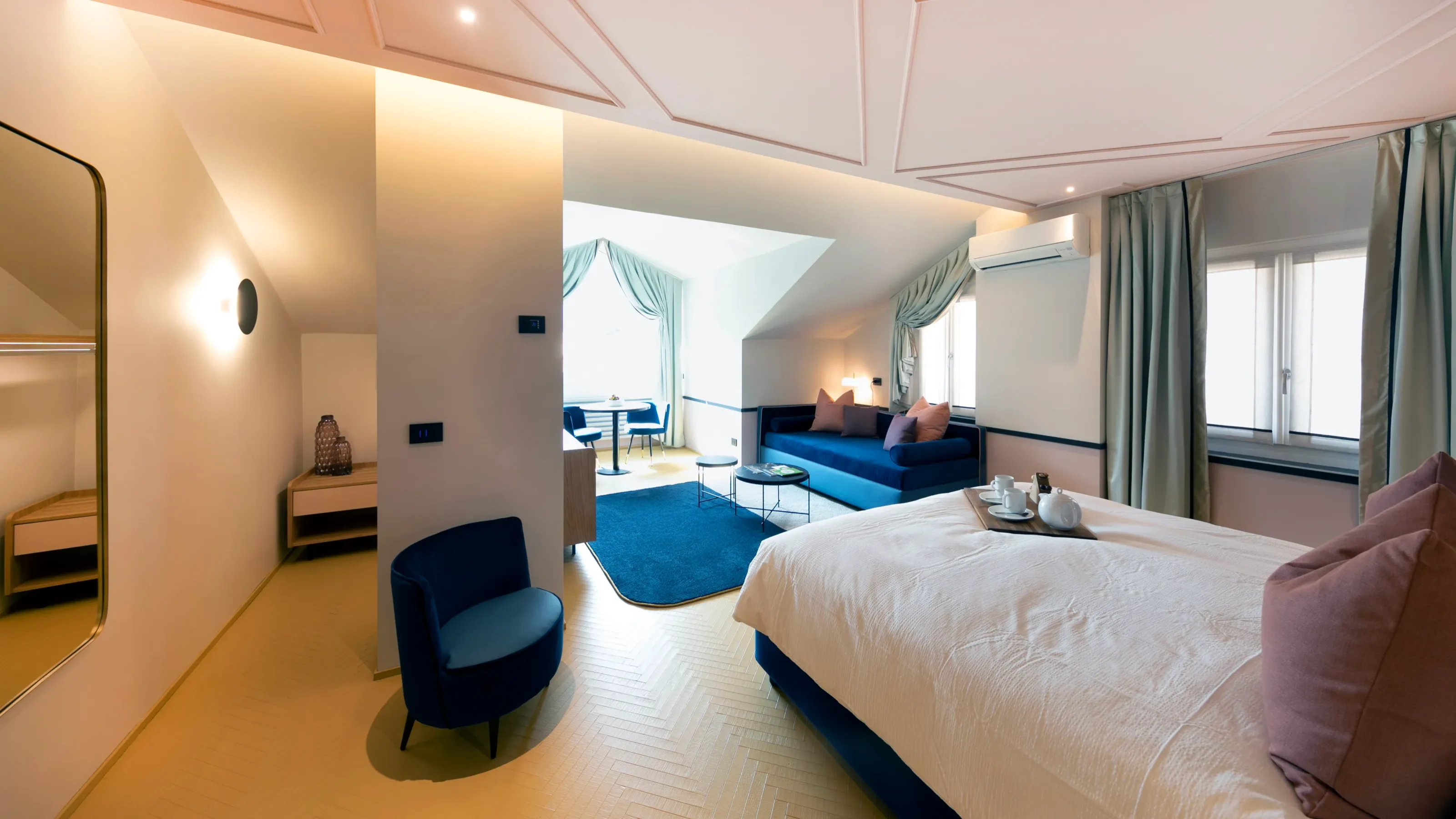 Junior Suite Eurossola: letto, salottino e cabina armadio