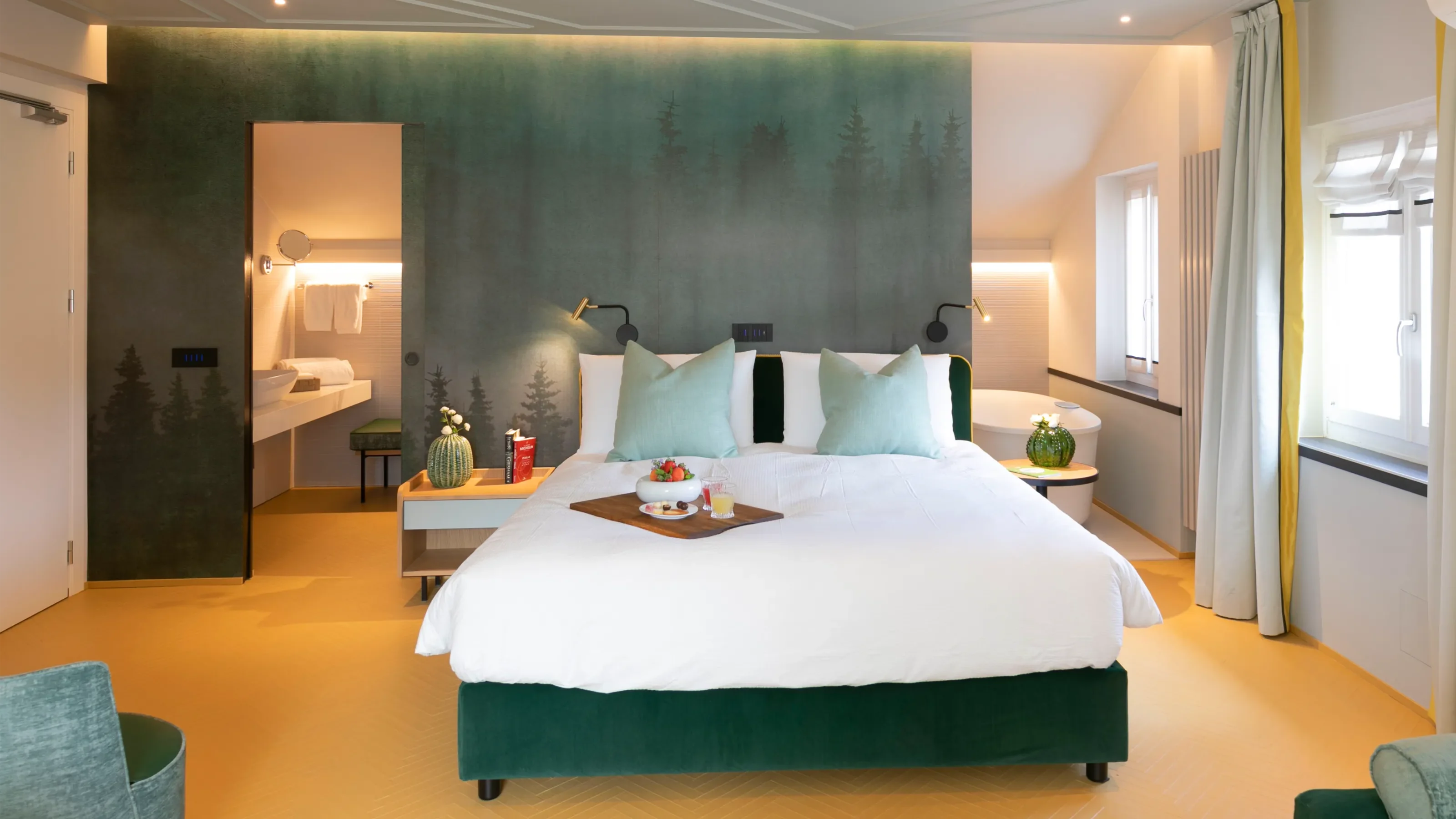 Junior Suite Eurossola con vasca Jacuzzi® e lavabo sullo sfondo
