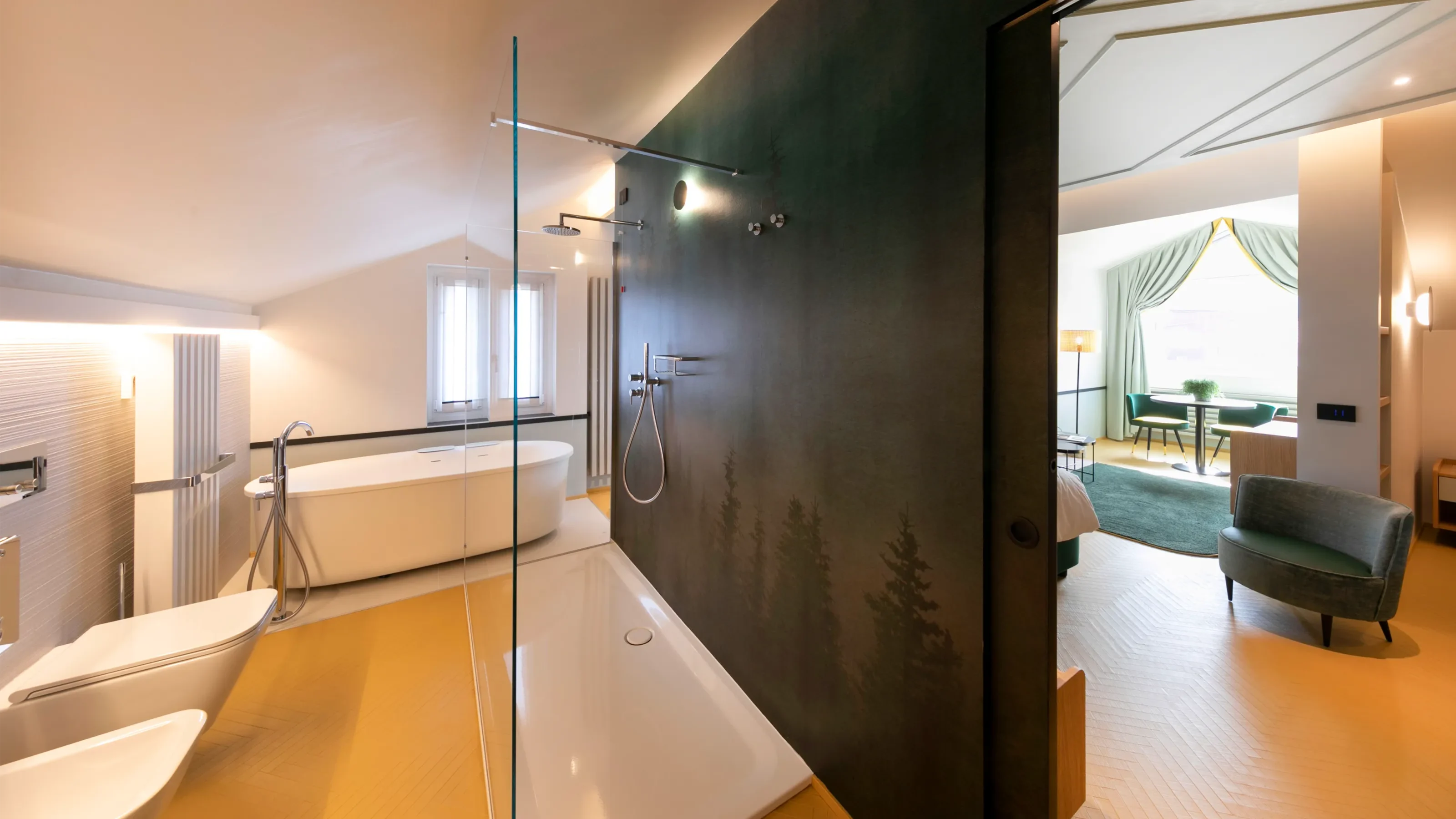 Bagno della Junior Suite con doccia, vasca Jacuzzi® e cromoterapia