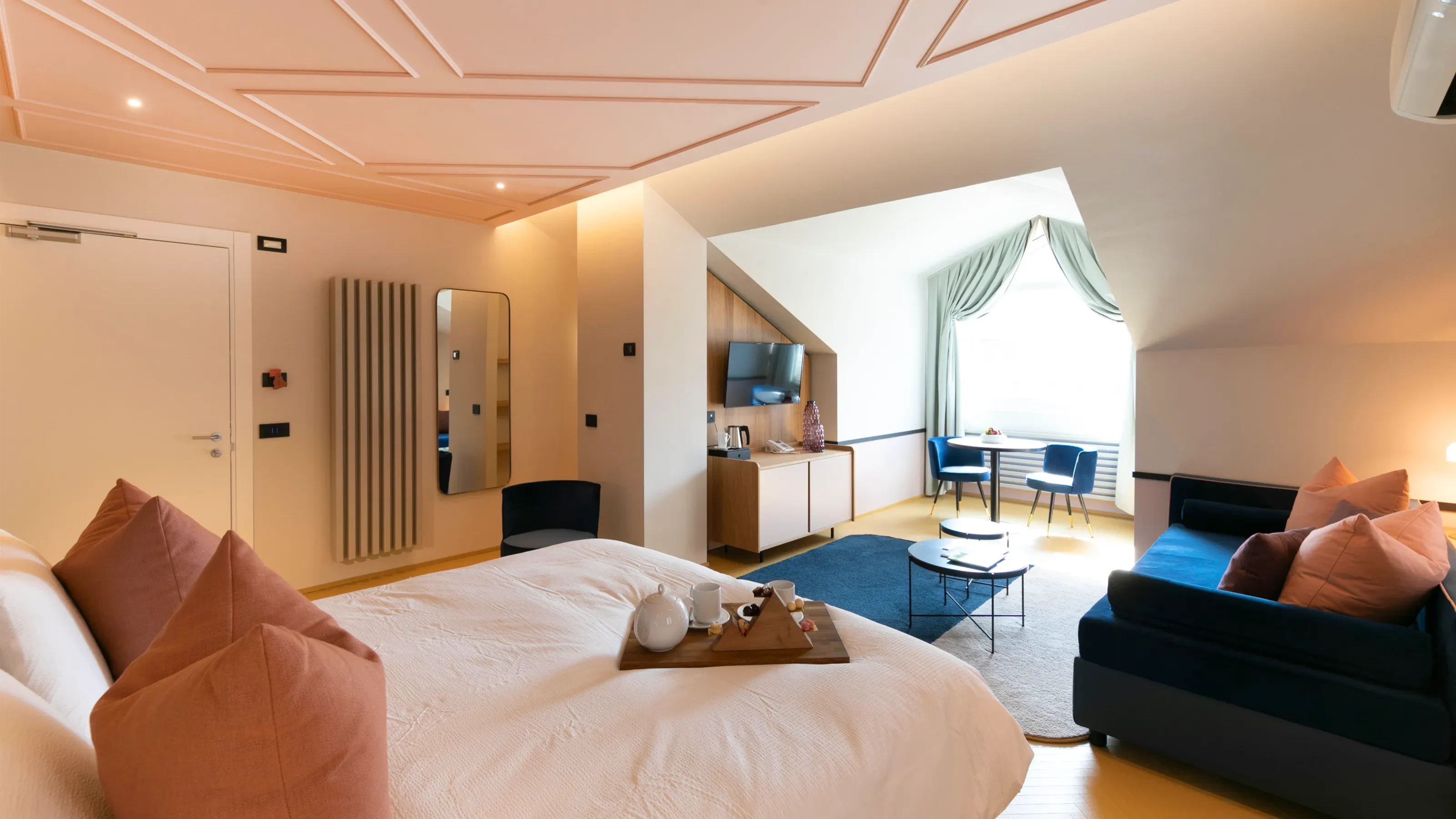 Camera da letto e salottino della Junior Suite a Domodossola
