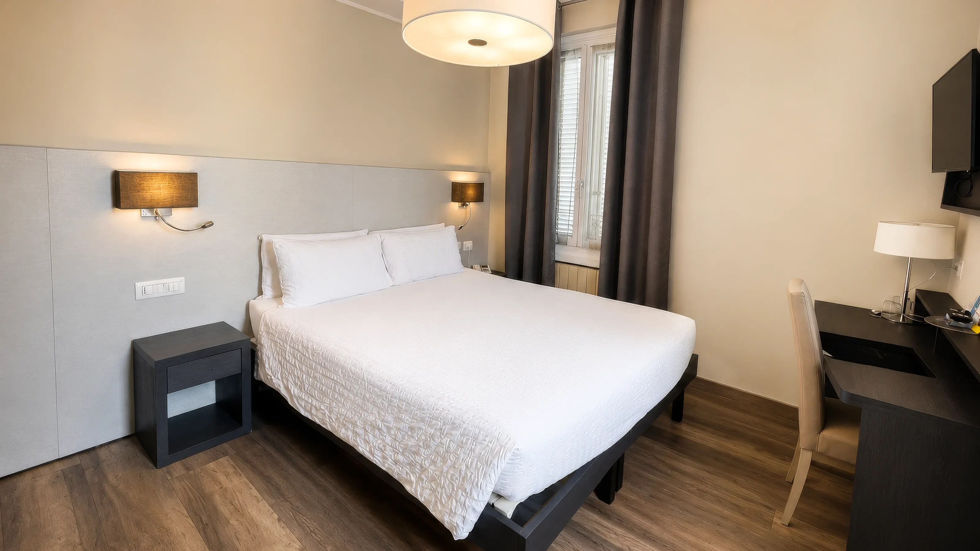 Camera Eurossola con letto, scrivania e TV