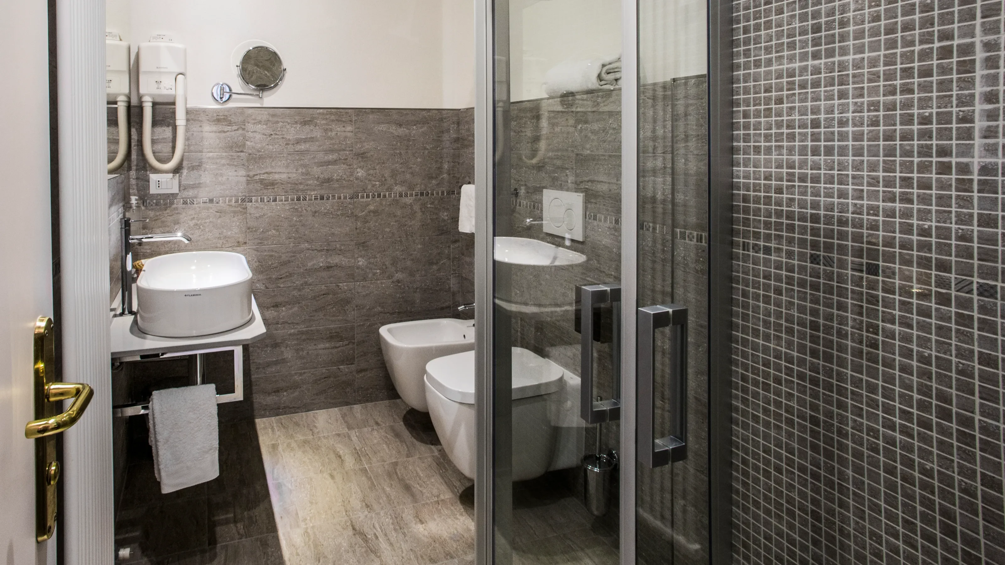 Bagno della camera con doccia, lavabo e sanitari