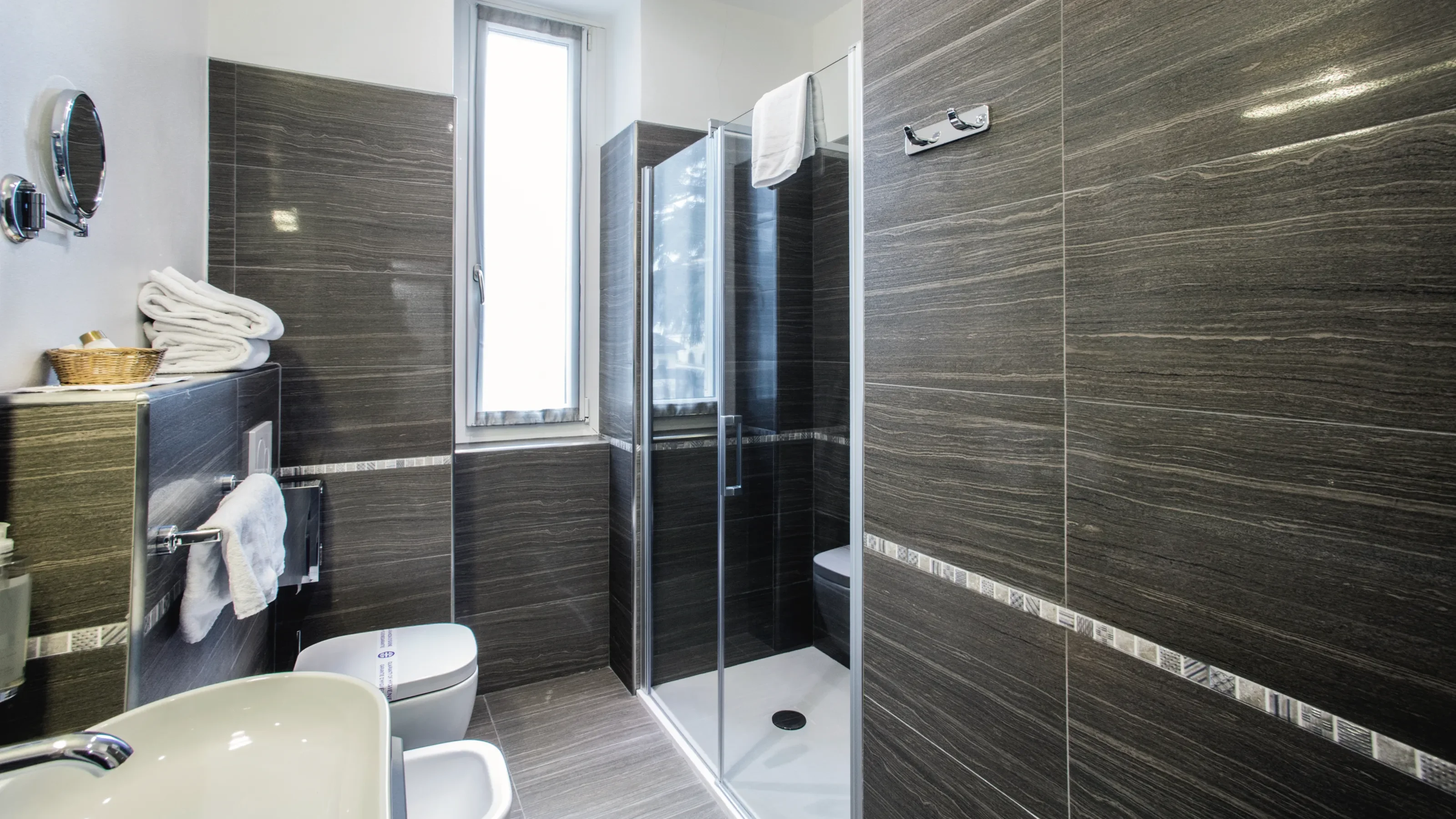 Bagno della camera dell'Hotel Eurossola con doccia e sanitari