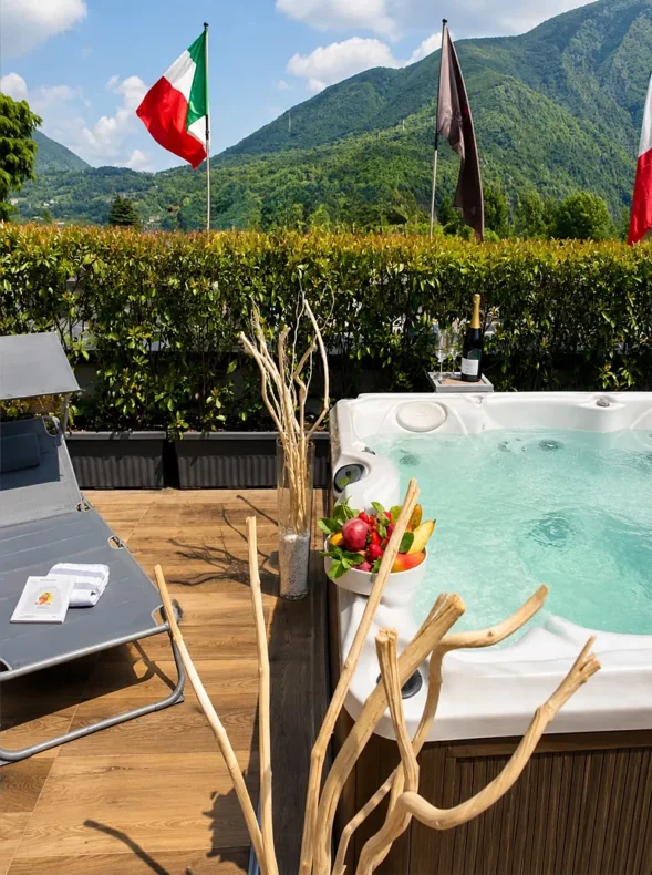 Solarium e vasca Jacuzzi® del pacchetto Momento Relax