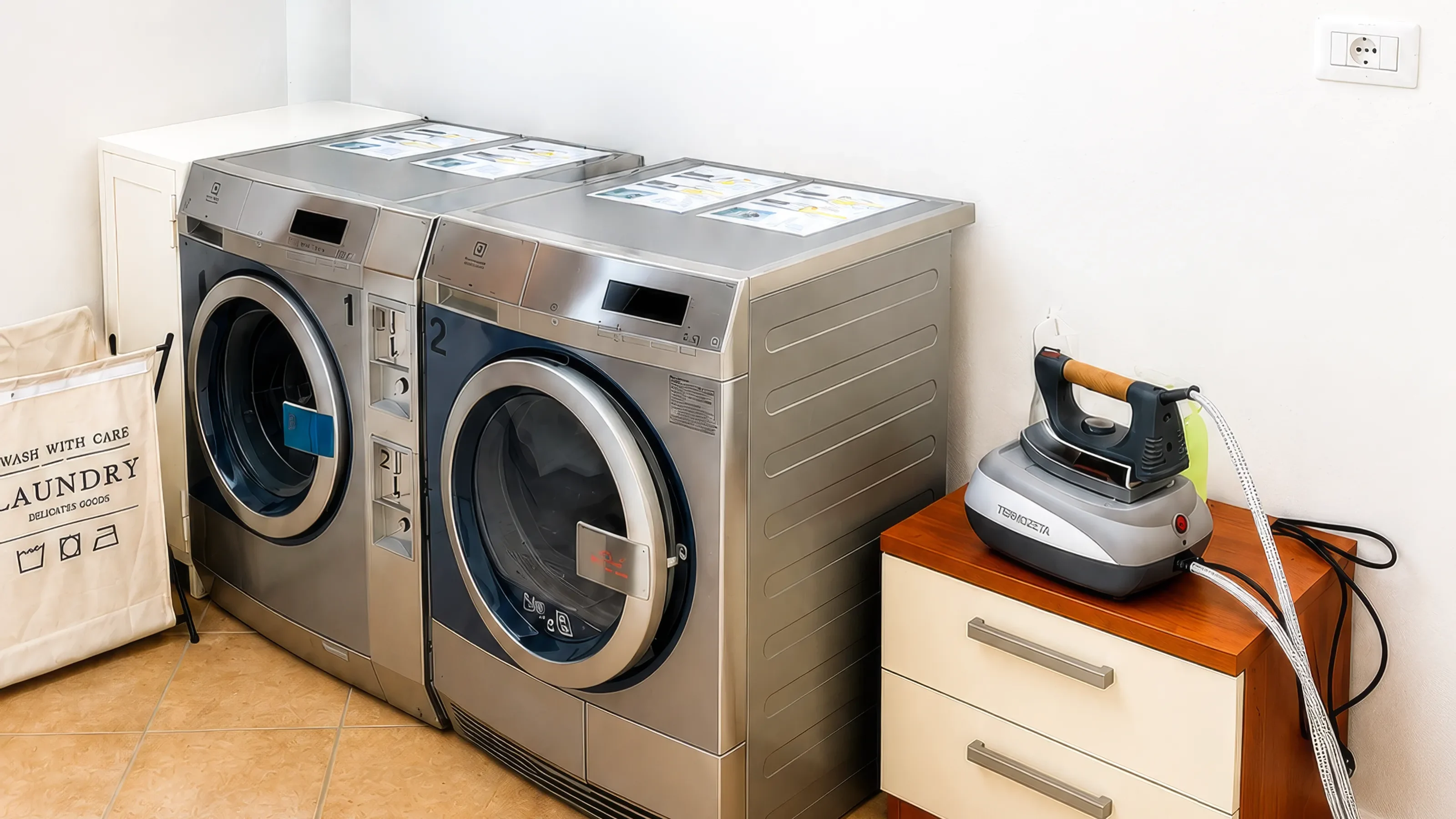 Lavanderia self-service dell'Hotel Eurossola con lavatrice e asciugatrice