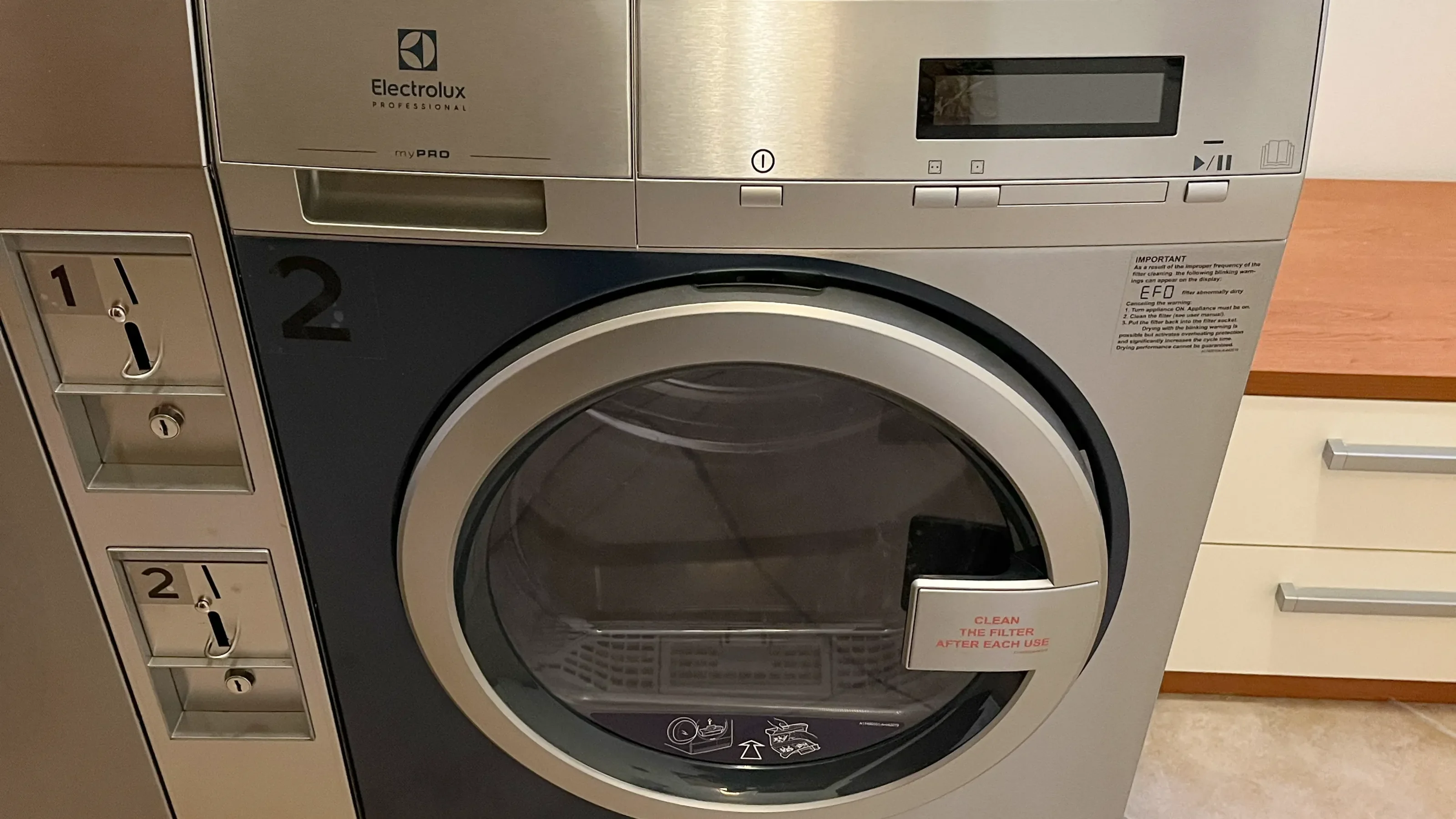 Dettaglio della lavatrice nella lavanderia self-service dell'Hotel Eurossola
