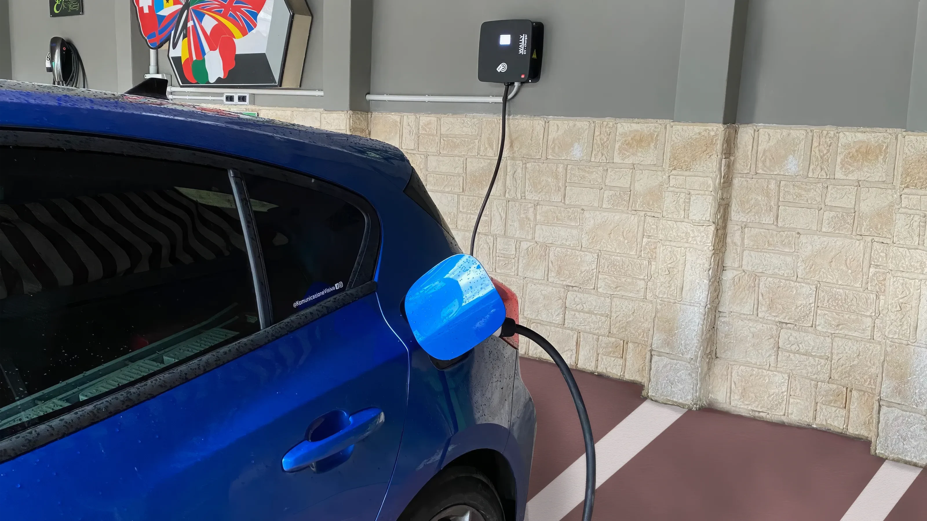 Auto in ricarica presso l'Hotel Eurossola