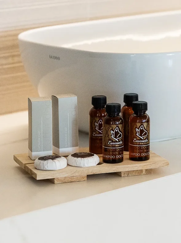 Dettaglio bagno suite con saponette e prodotti da toeletta